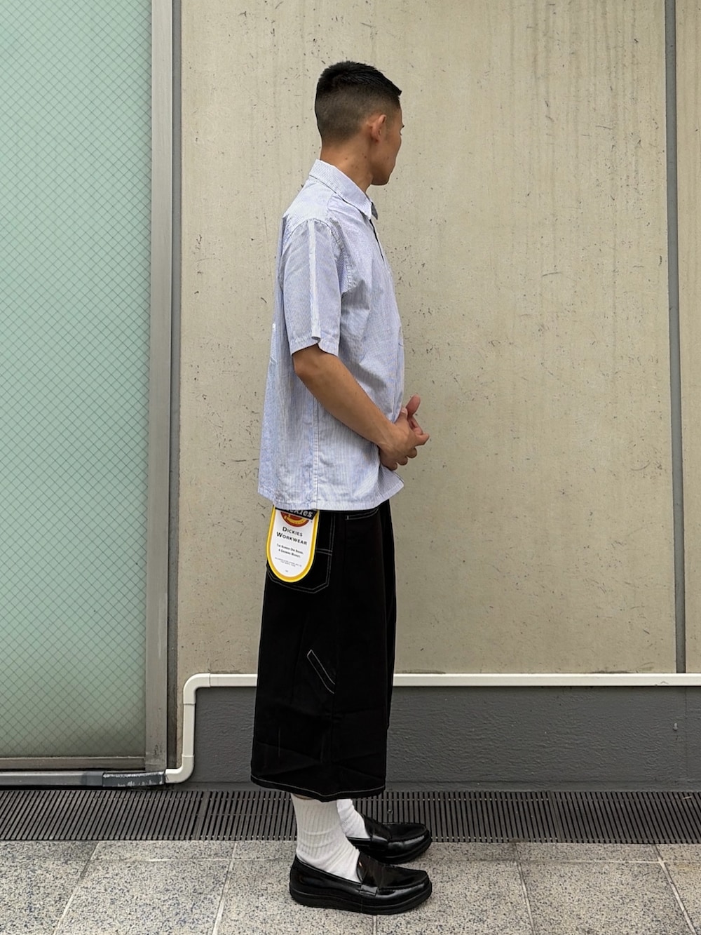 ホワイト系のシャツ/ブラウス、ブラック系のデニムパンツを着用したメンズの夏コーディネートの6枚目の写真