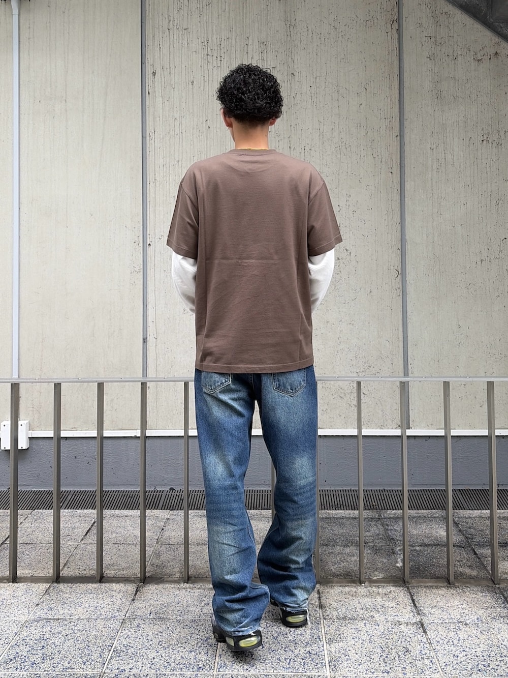 ブラック系のTシャツ/カットソー、ホワイト系のTシャツ/カットソー、ブルー系のデニムパンツを着用したメンズの夏コーディネートの4枚目の写真