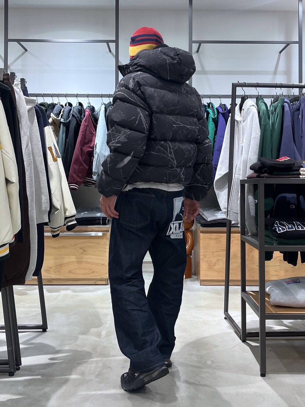 「XLARGEのOG DENIM PANTS（デニムパンツ、ブルー系）」を使った、香村大貴さん（メンズ・167cm）の冬コーディネートの4枚目の写真