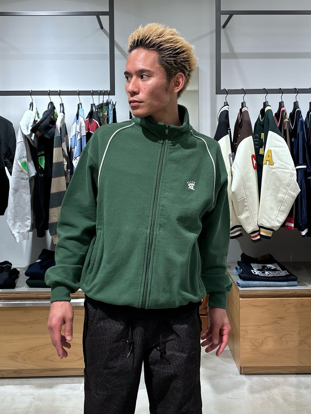 グリーン系のスウェット、ブラック系のその他パンツを着用したメンズの冬コーディネートの6枚目の写真