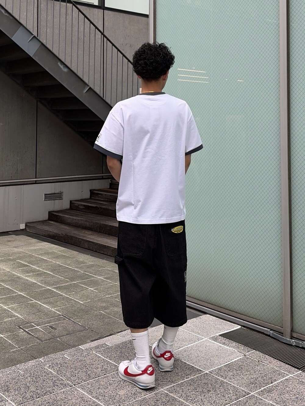 ホワイト系のTシャツ/カットソー、ブラック系のデニムパンツ、ブラック系のパーカーを着用したメンズの春コーディネートの2枚目の写真