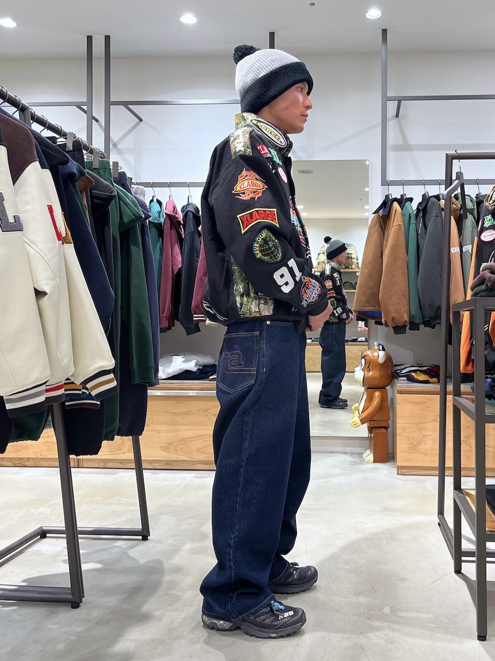 ブラック系のブルゾン、ブルー系のデニムパンツ、グレー系のニットキャップ/ビーニーを着用したメンズの秋コーディネートの6枚目の写真