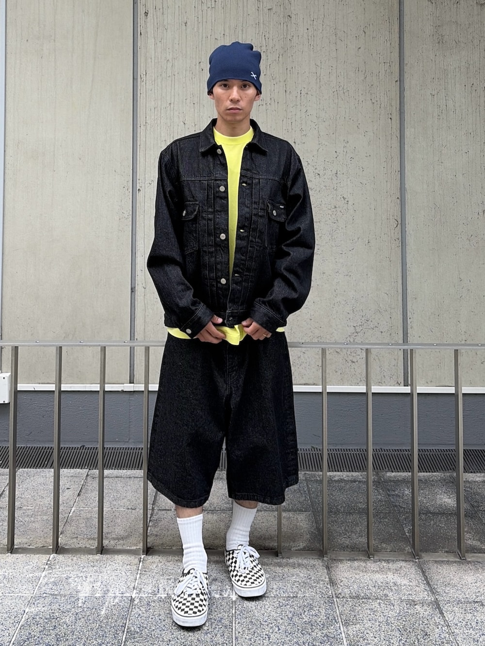 ブラック系のデニムジャケット、ブラック系のその他パンツ、イエロー系のTシャツ/カットソーを着用したメンズの夏コーディネートの8枚目の写真