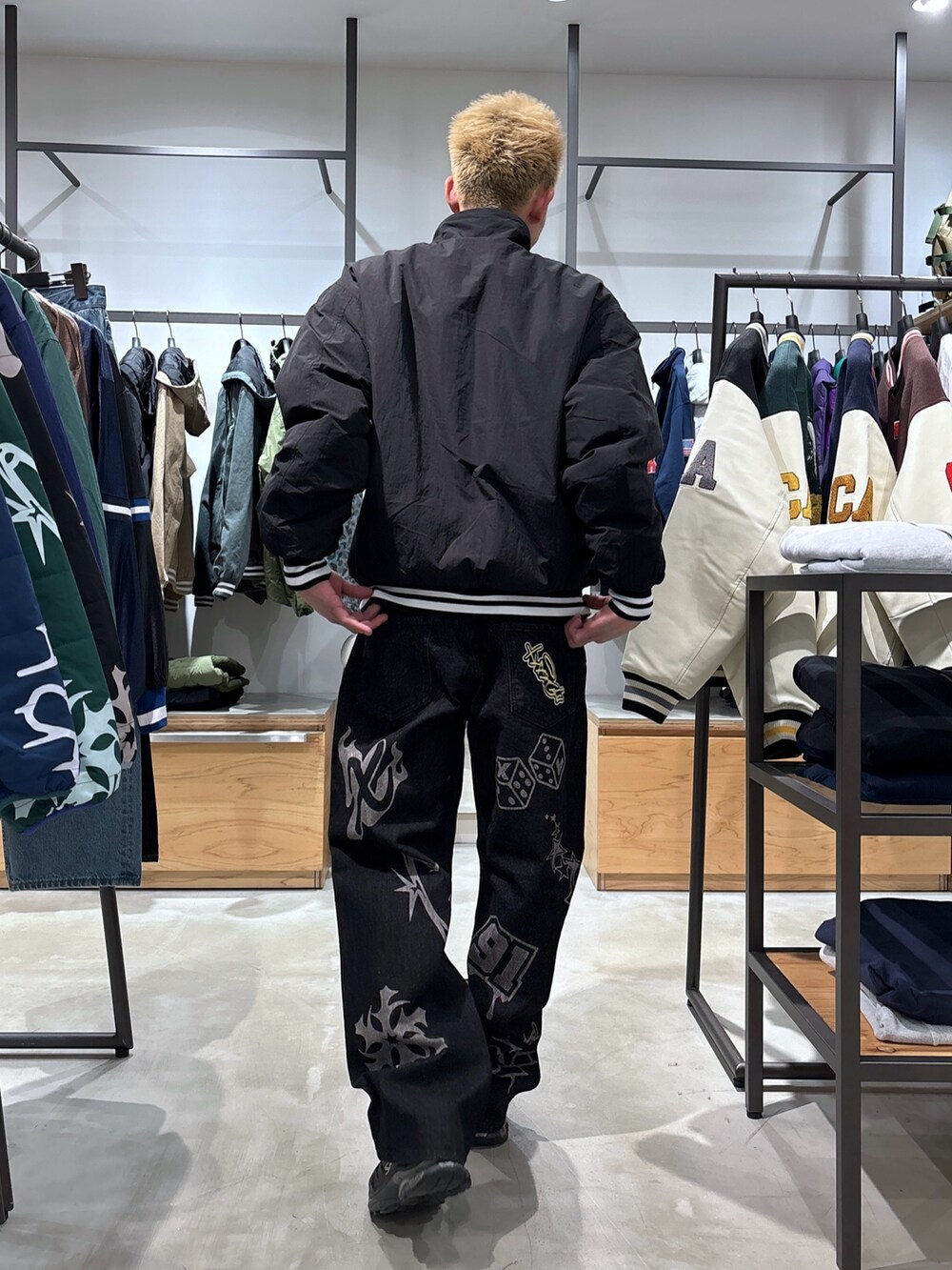 ブラック系のブルゾン、ブラック系のデニムパンツを着用したメンズの冬コーディネートの4枚目の写真