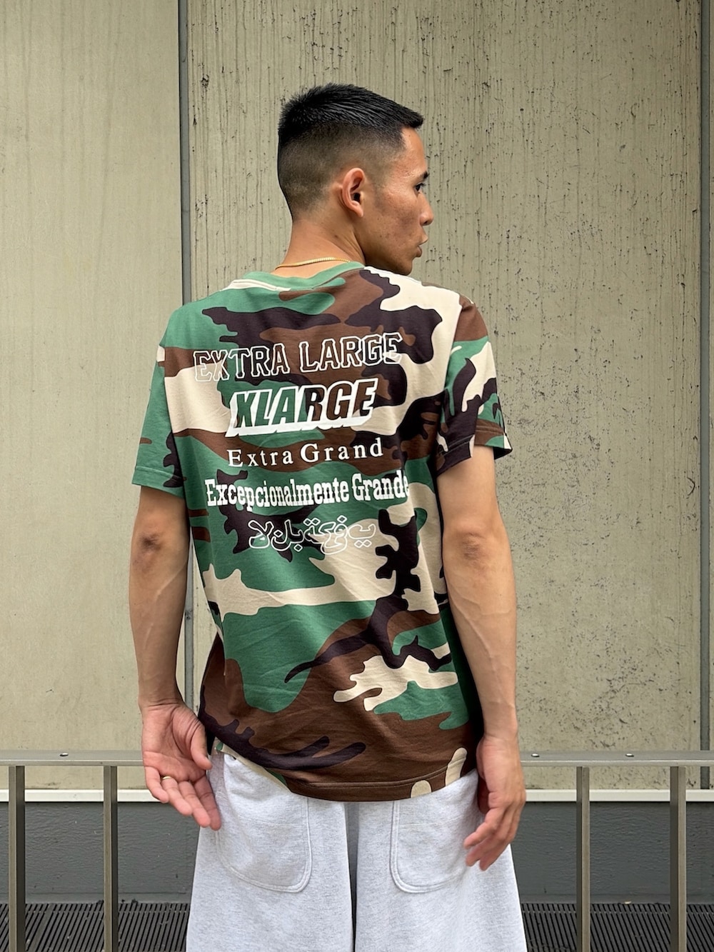その他のTシャツ/カットソー、グレー系のスウェットパンツを着用したメンズの夏コーディネートの8枚目の写真