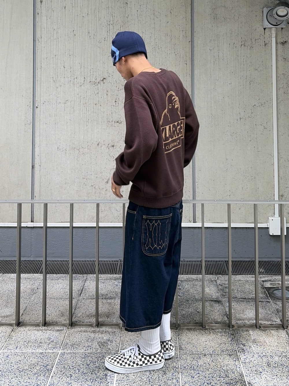 ブラウン系のニット/セーター、ブルー系のデニムパンツ、ブルー系のキャップを着用したメンズの秋コーディネートの4枚目の写真