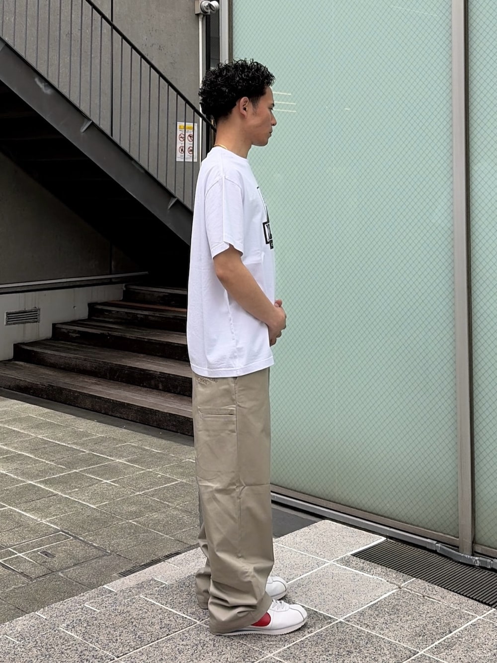 グリーン系のその他パンツ、ホワイト系のTシャツ/カットソーを着用したメンズの春コーディネートの5枚目の写真