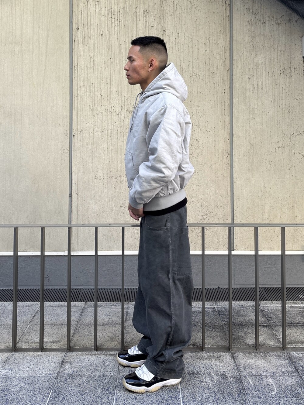 その他のブルゾン、グレー系のその他パンツを着用したメンズの冬コーディネートの2枚目の写真