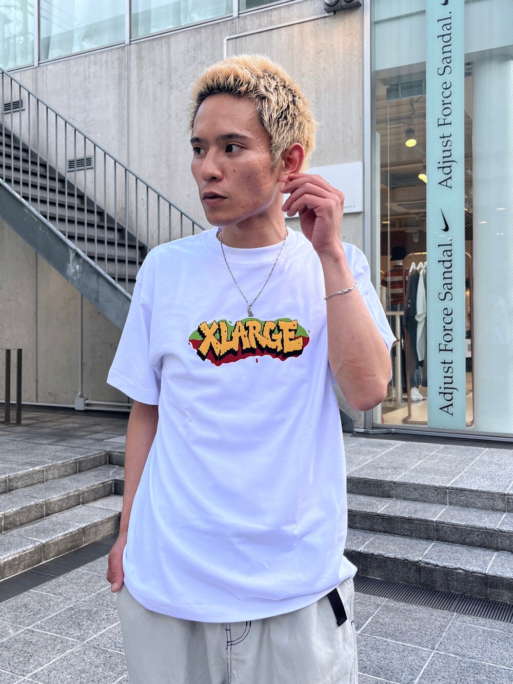 ホワイト系のTシャツ/カットソー、グレー系のカーゴパンツを着用したメンズの夏コーディネートの2枚目の写真