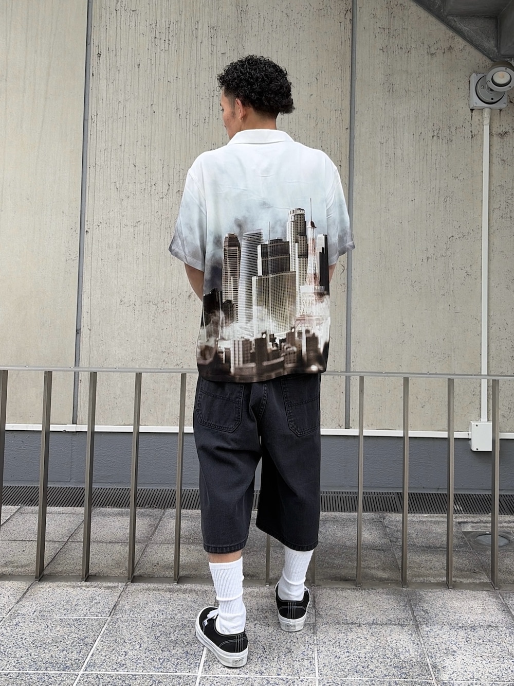 ホワイト系のシャツ/ブラウス、その他のその他パンツを着用したメンズの夏コーディネートの4枚目の写真