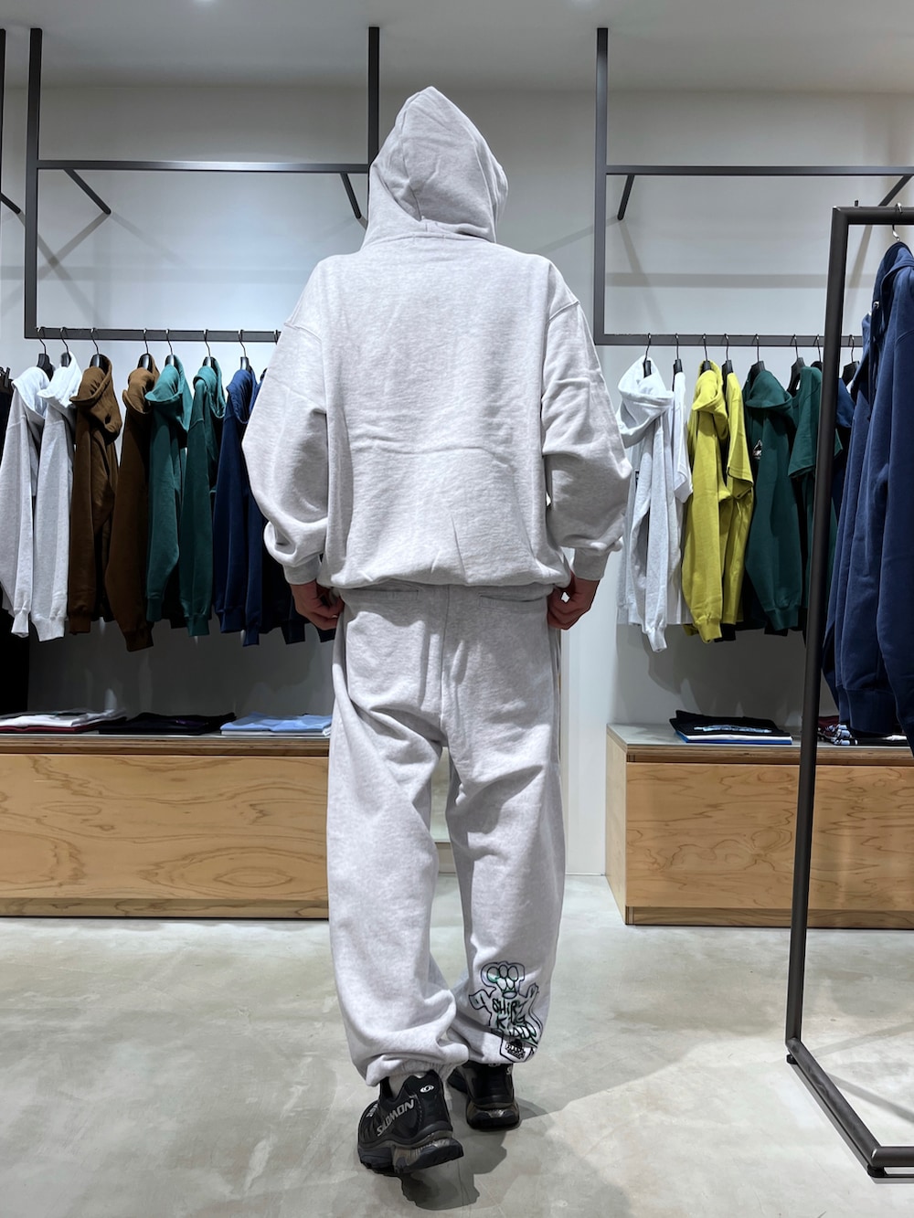 グレー系のスウェットパンツ、グレー系のスウェット、ブラウン系のニットキャップ/ビーニーを着用したメンズの秋コーディネートの5枚目の写真