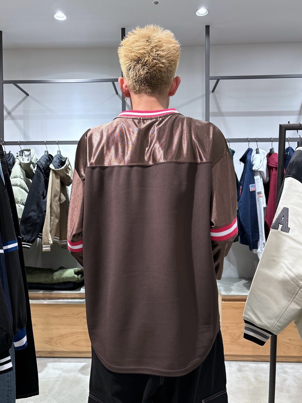 ブラウン系のシャツ/ブラウス、ブラック系のカーゴパンツを着用したメンズの冬コーディネートの8枚目の写真