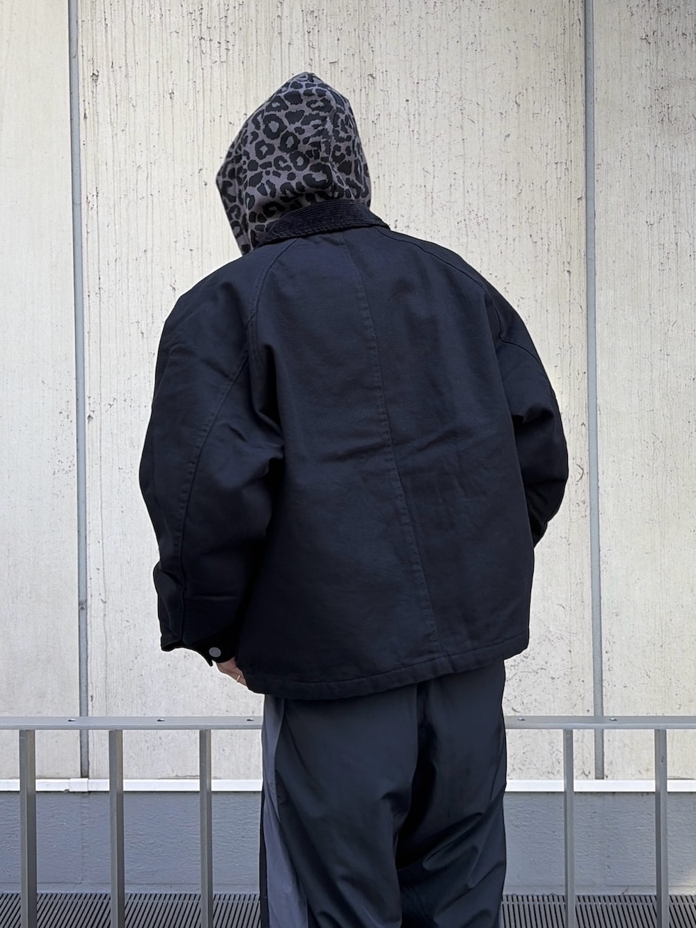 ホワイト系のパーカー、ブラック系のブルゾン、レッド系のその他パンツを着用したメンズの秋コーディネートの9枚目の写真
