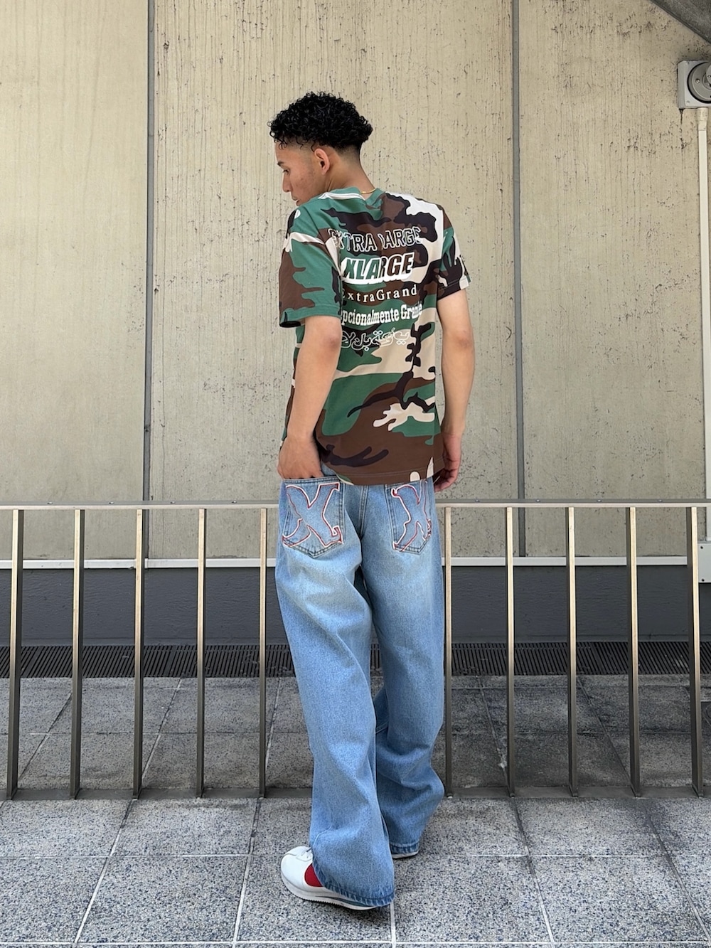 その他のTシャツ/カットソー、ブルー系のデニムパンツ、ブラック系のトートバッグを着用したメンズの夏コーディネートの2枚目の写真