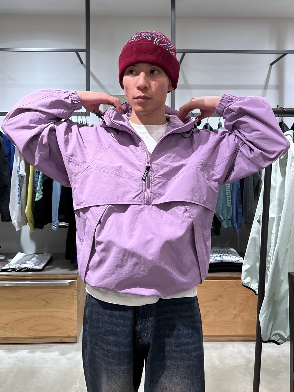 パープル系のブルゾン、ブルー系のデニムパンツ、ブルー系のニットキャップ/ビーニーを着用したメンズの春コーディネートの7枚目の写真