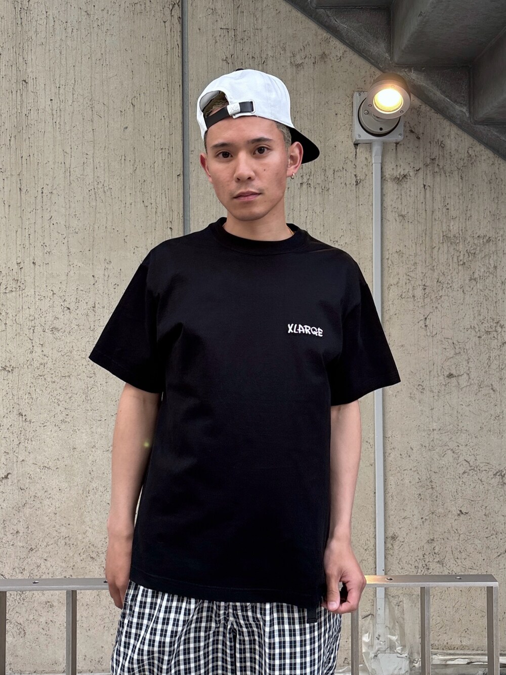 ブラック系のTシャツ/カットソー、ブルー系のその他パンツ、ホワイト系のキャップを着用したメンズの春コーディネートの6枚目の写真