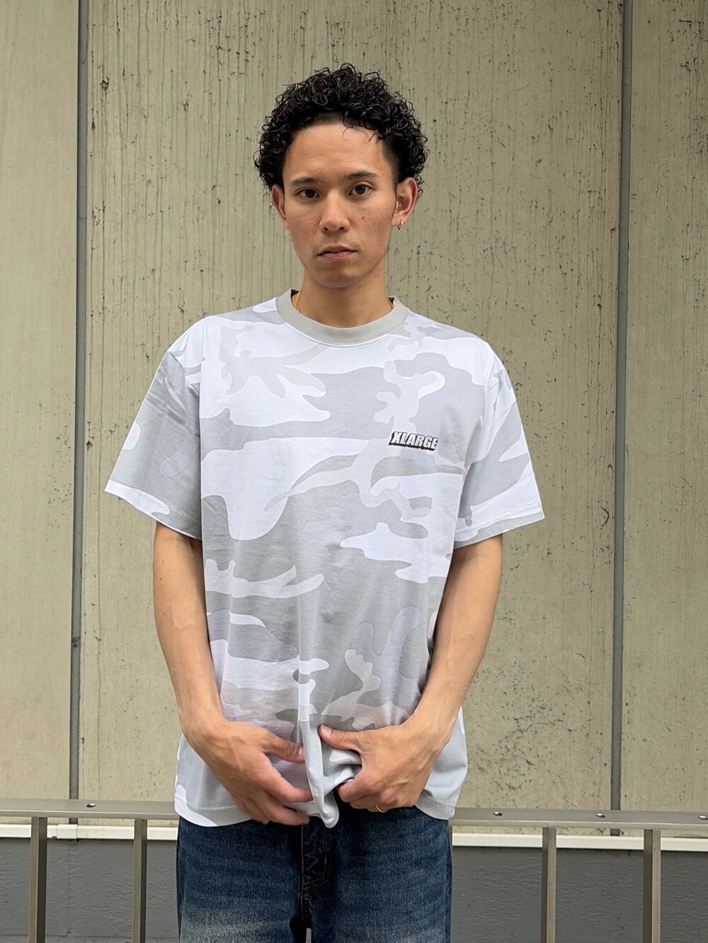その他のTシャツ/カットソー、ブルー系のデニムパンツを着用したメンズの夏コーディネートの5枚目の写真