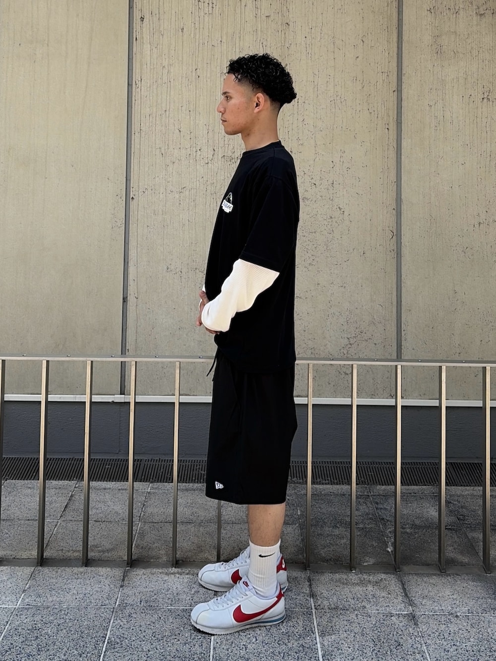 ブラック系のTシャツ/カットソー、ブラック系のその他パンツ、ホワイト系のTシャツ/カットソーを着用したメンズの夏コーディネートの2枚目の写真