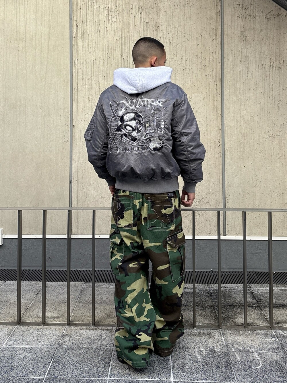 ブラック系のMA-1、グレー系のパーカー、その他のカーゴパンツを着用したメンズの秋コーディネートの4枚目の写真