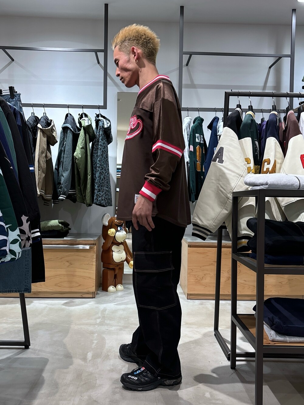 ブラウン系のシャツ/ブラウス、ブラック系のカーゴパンツを着用したメンズの冬コーディネートの3枚目の写真