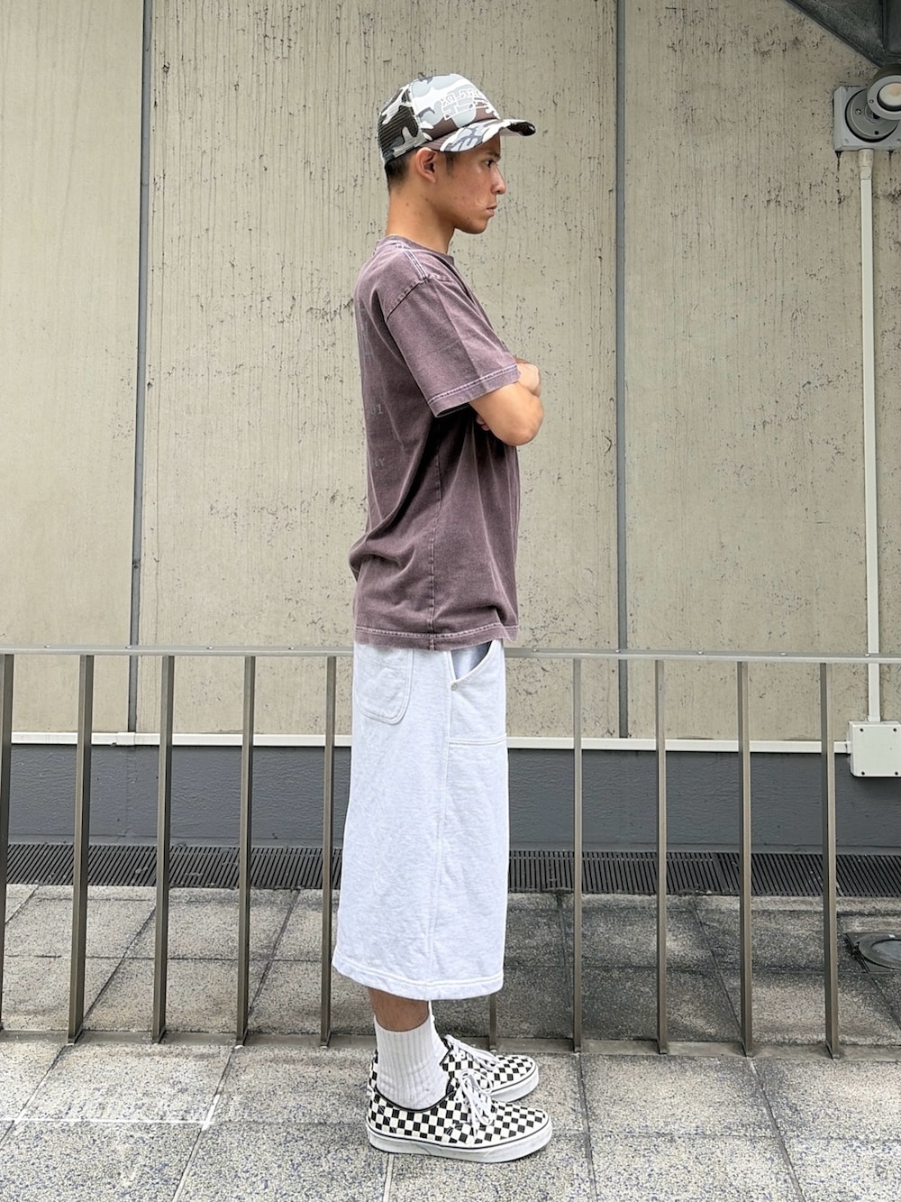 ブラウン系のTシャツ/カットソー、グレー系のスウェットパンツ、その他のキャップを着用したメンズの夏コーディネートの4枚目の写真