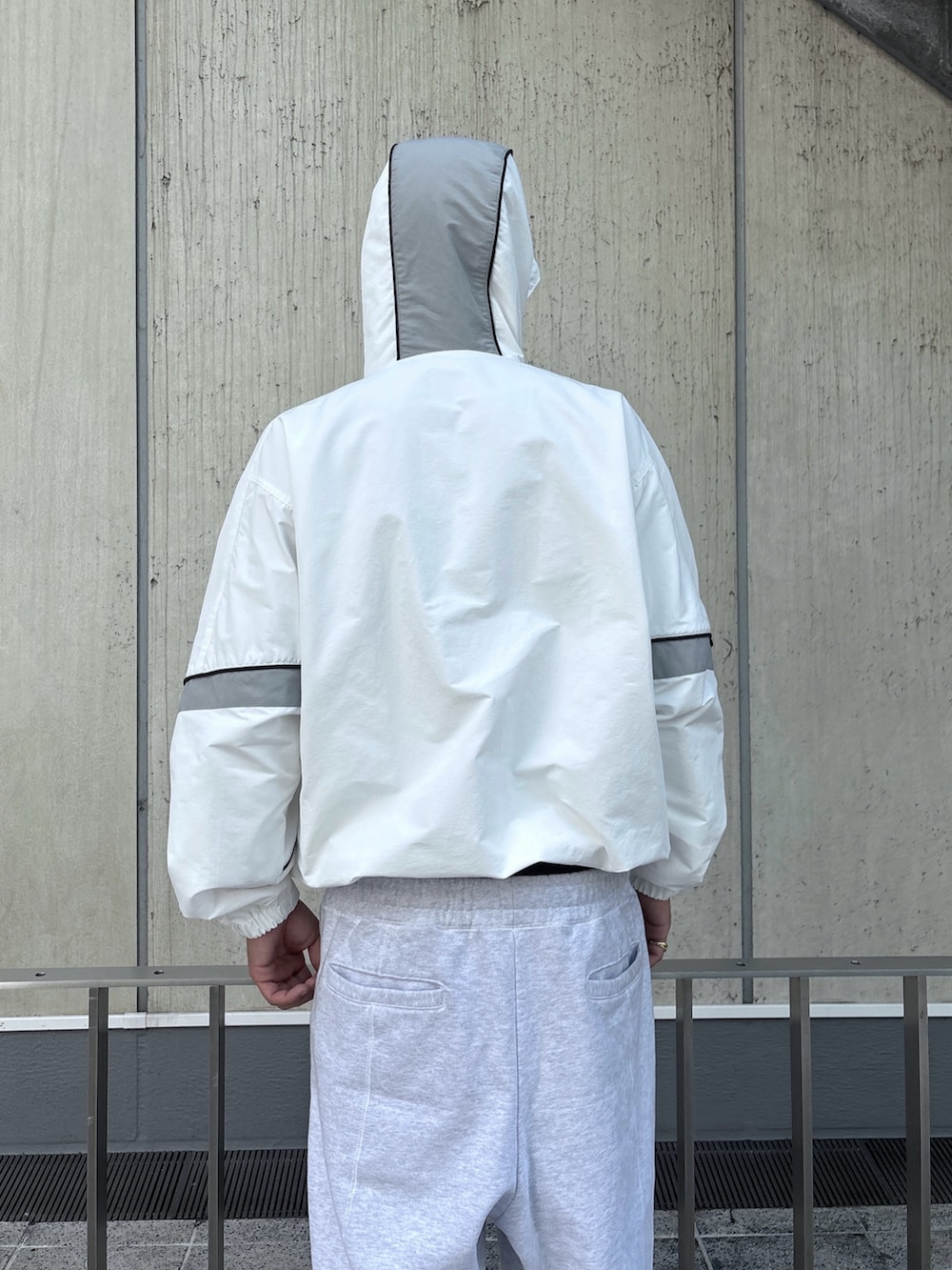 ブラック系のその他パンツ、ホワイト系のナイロンジャケットを着用したメンズの秋コーディネートの7枚目の写真
