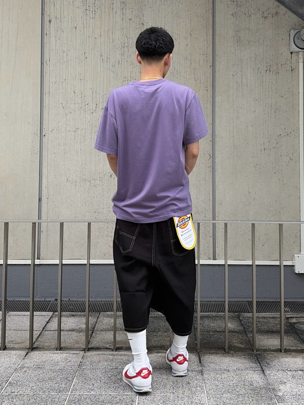 ブラック系のTシャツ/カットソー、グリーン系のデニムパンツを着用したメンズの夏コーディネートの5枚目の写真