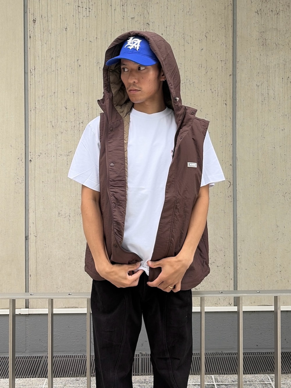 ブラック系のベスト、ホワイト系のTシャツ/カットソー、グレー系のその他パンツを着用したメンズの夏コーディネートの6枚目の写真