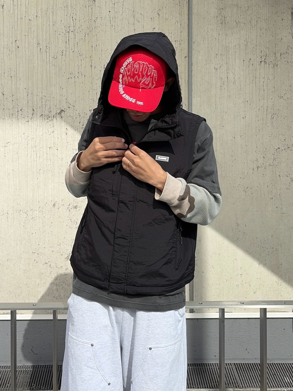 ブラック系のベスト、グレー系のTシャツ/カットソー、その他のTシャツ/カットソーを着用したメンズの夏コーディネートの7枚目の写真