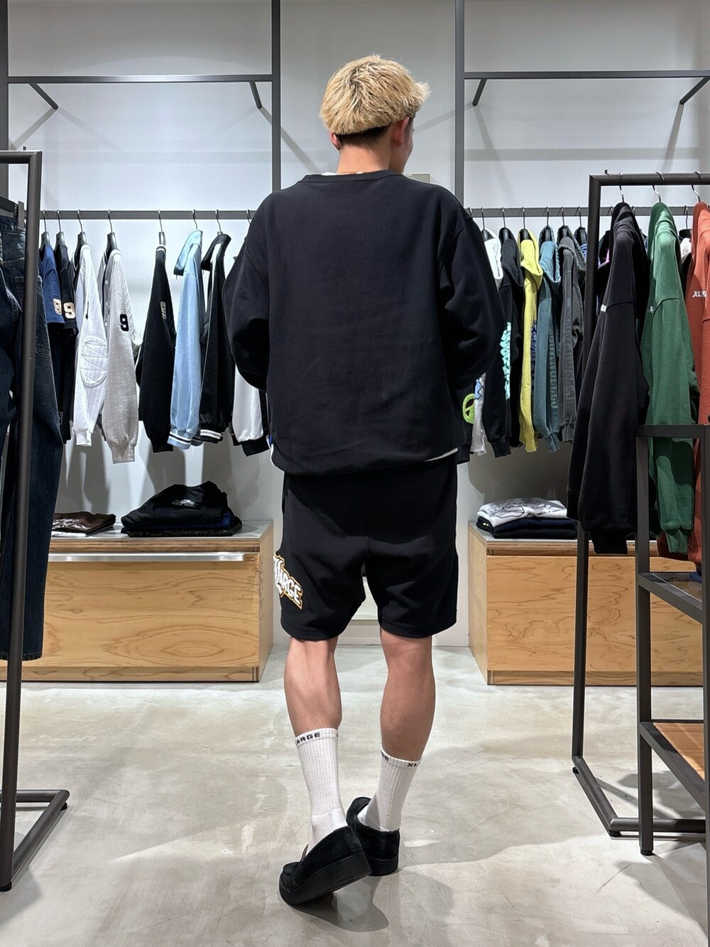 ブラック系のスウェット、ブラック系のスウェットパンツを着用したメンズの春コーディネートの4枚目の写真