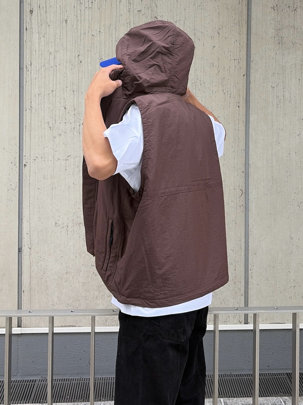 ブラック系のベスト、ホワイト系のTシャツ/カットソー、グレー系のその他パンツを着用したメンズの夏コーディネートの7枚目の写真