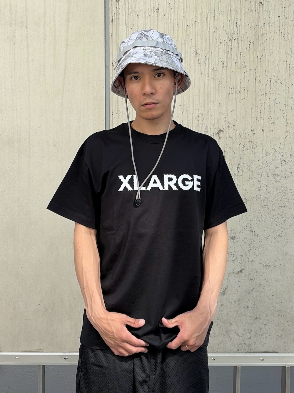 ピンク系のTシャツ/カットソー、ブラック系のその他パンツを着用したメンズの夏コーディネートの5枚目の写真