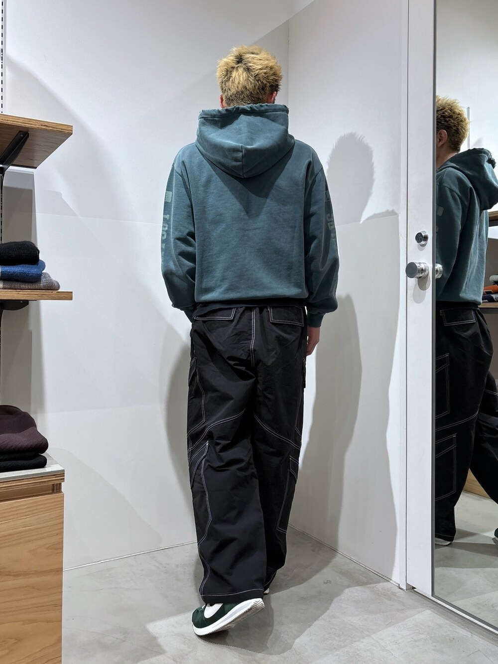 ブラック系のカーゴパンツ、グリーン系のパーカーを着用したメンズの冬コーディネートの4枚目の写真