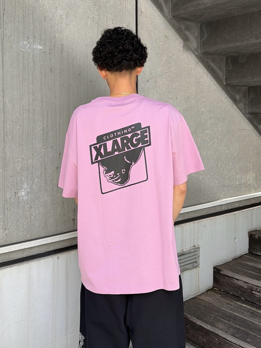 ピンク系のTシャツ/カットソー、その他のその他パンツを着用したメンズの夏コーディネートの7枚目の写真