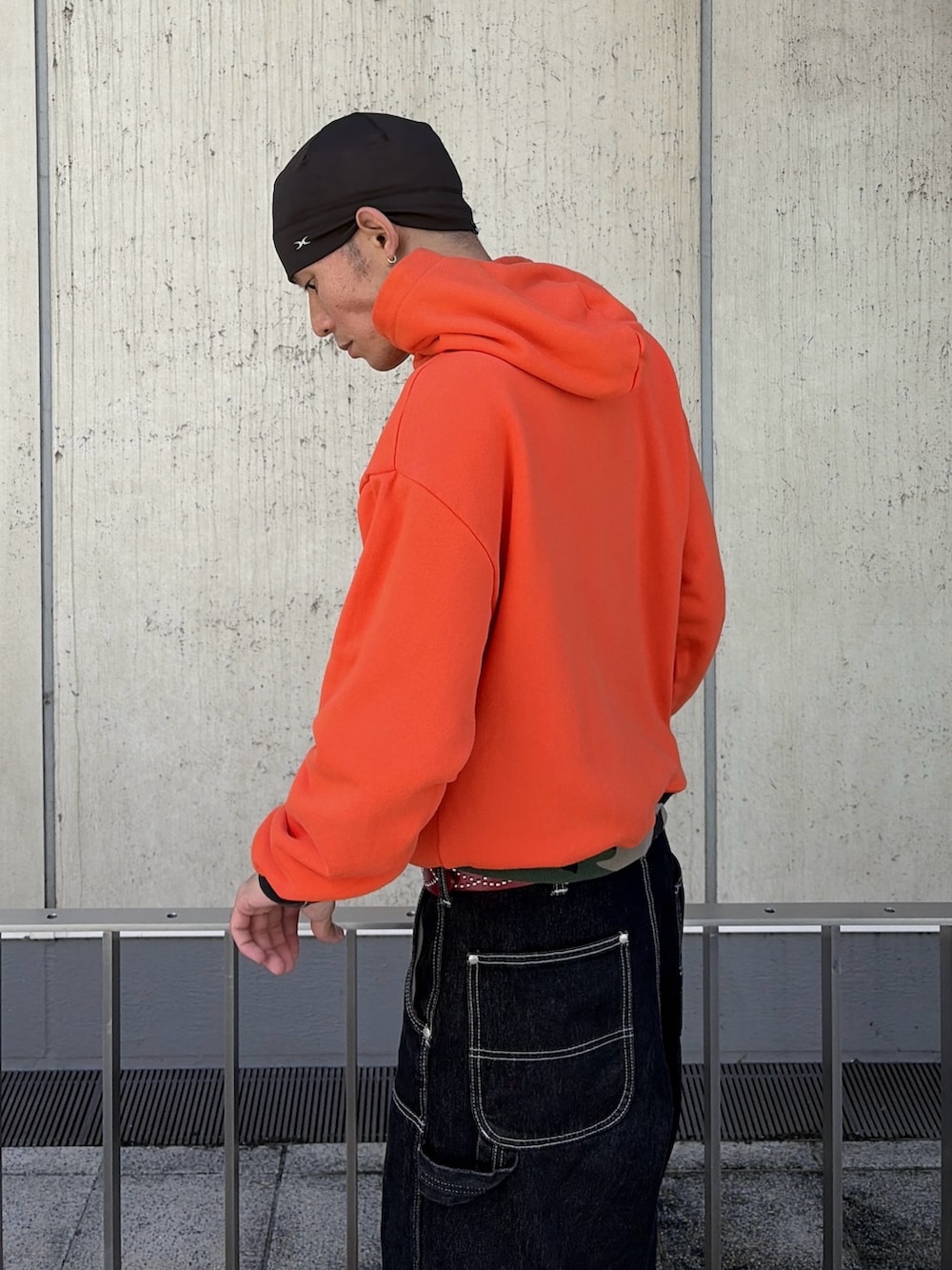 オレンジ系のパーカー、ブラック系のデニムパンツ、その他のニットキャップ/ビーニーを着用したメンズの秋コーディネートの10枚目の写真