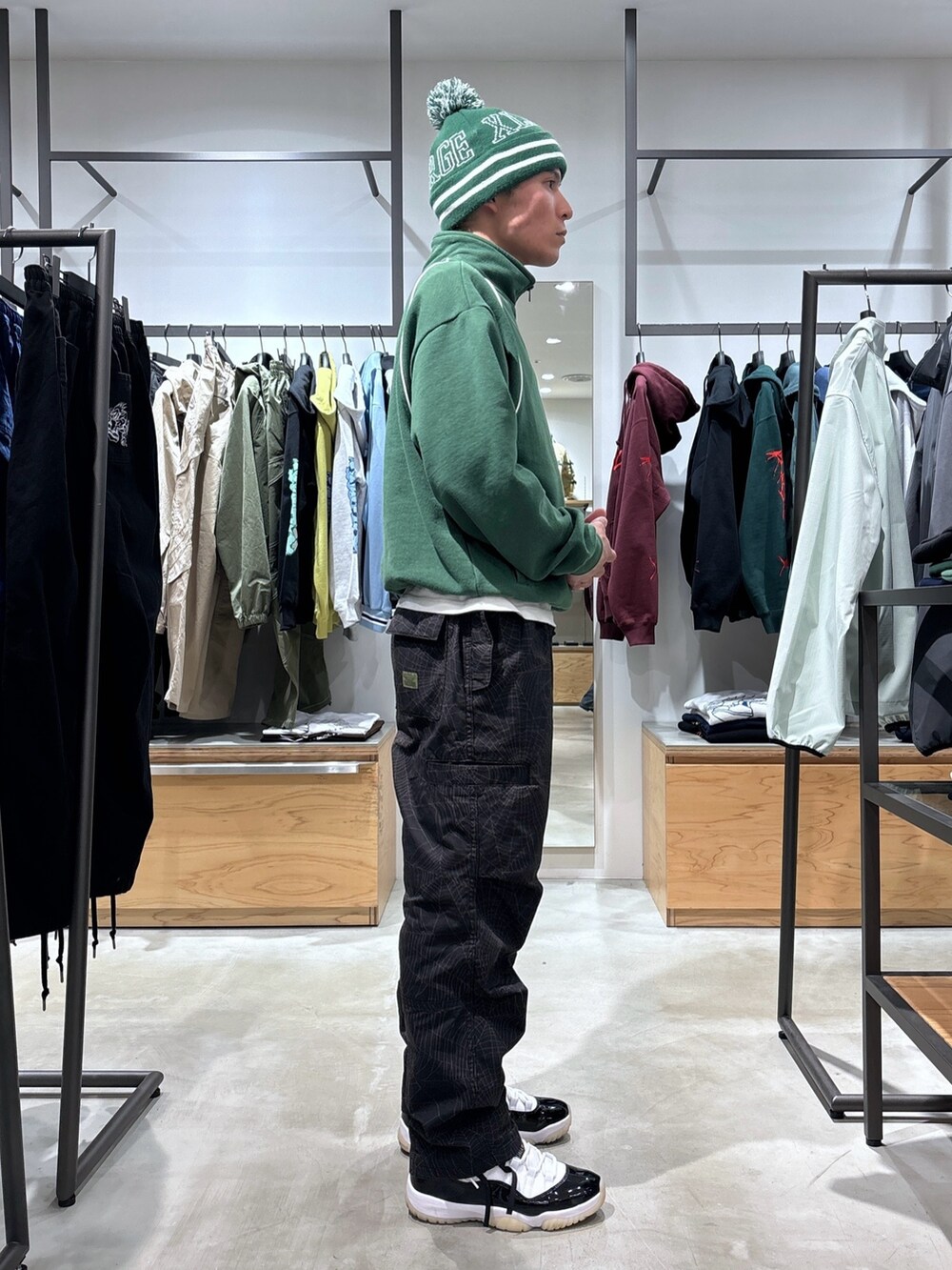 グリーン系のスウェット、ブラック系のその他パンツを着用したメンズの春コーディネートの3枚目の写真