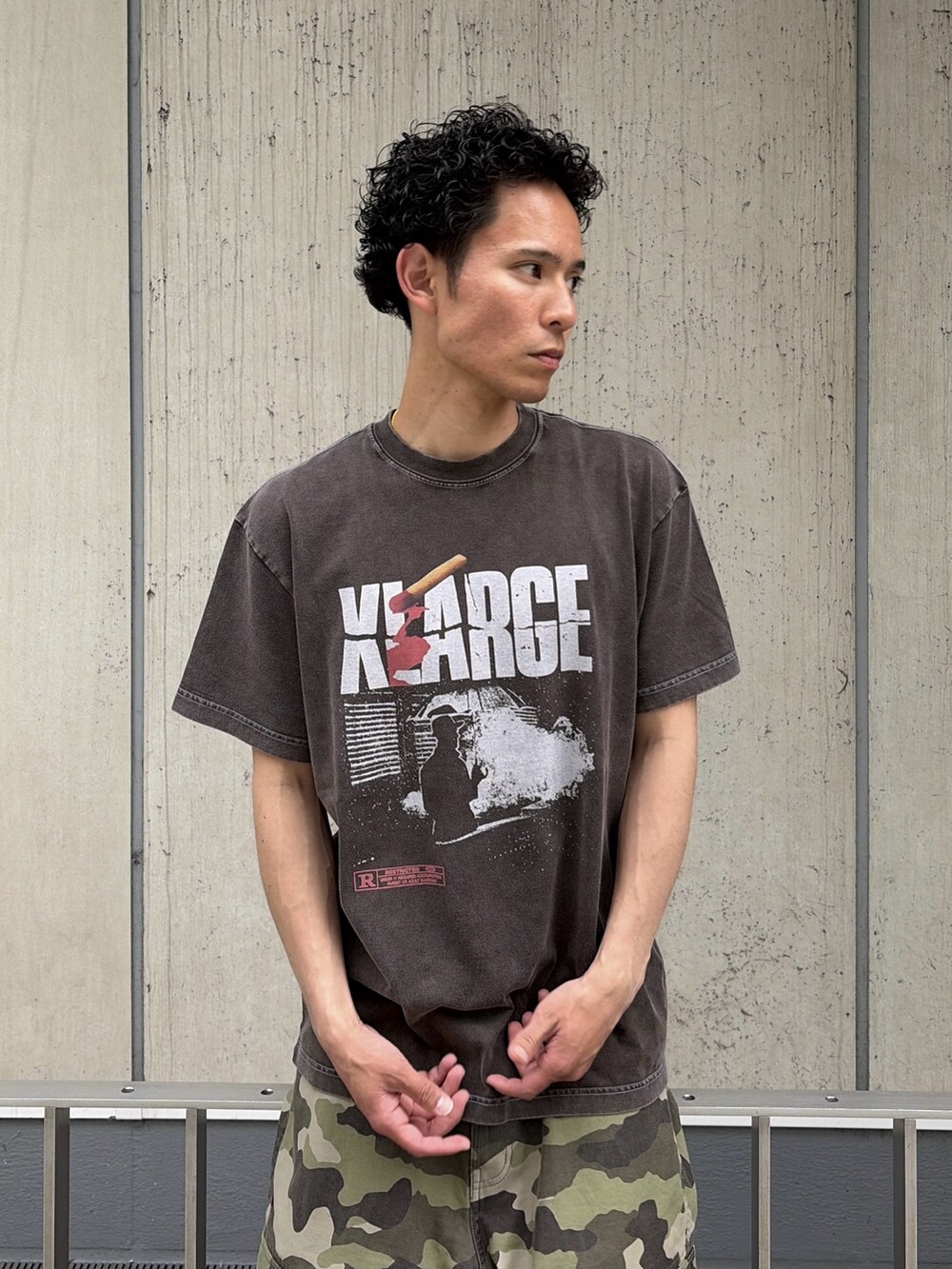 その他のカーゴパンツ、ブラック系のTシャツ/カットソーを着用したメンズの春コーディネートの5枚目の写真