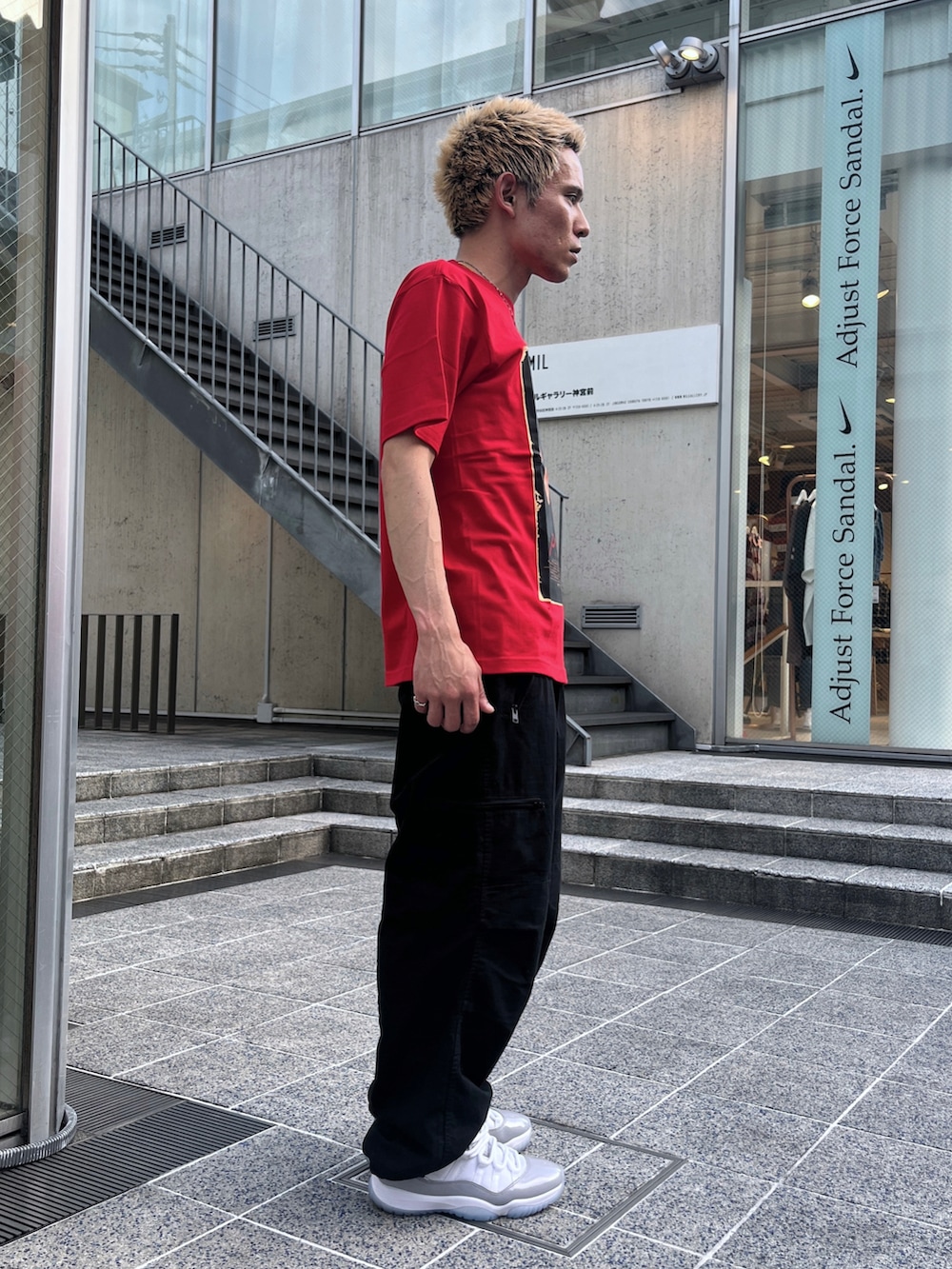 レッド系のTシャツ/カットソー、ブラック系のその他パンツを着用したメンズの夏コーディネートの5枚目の写真