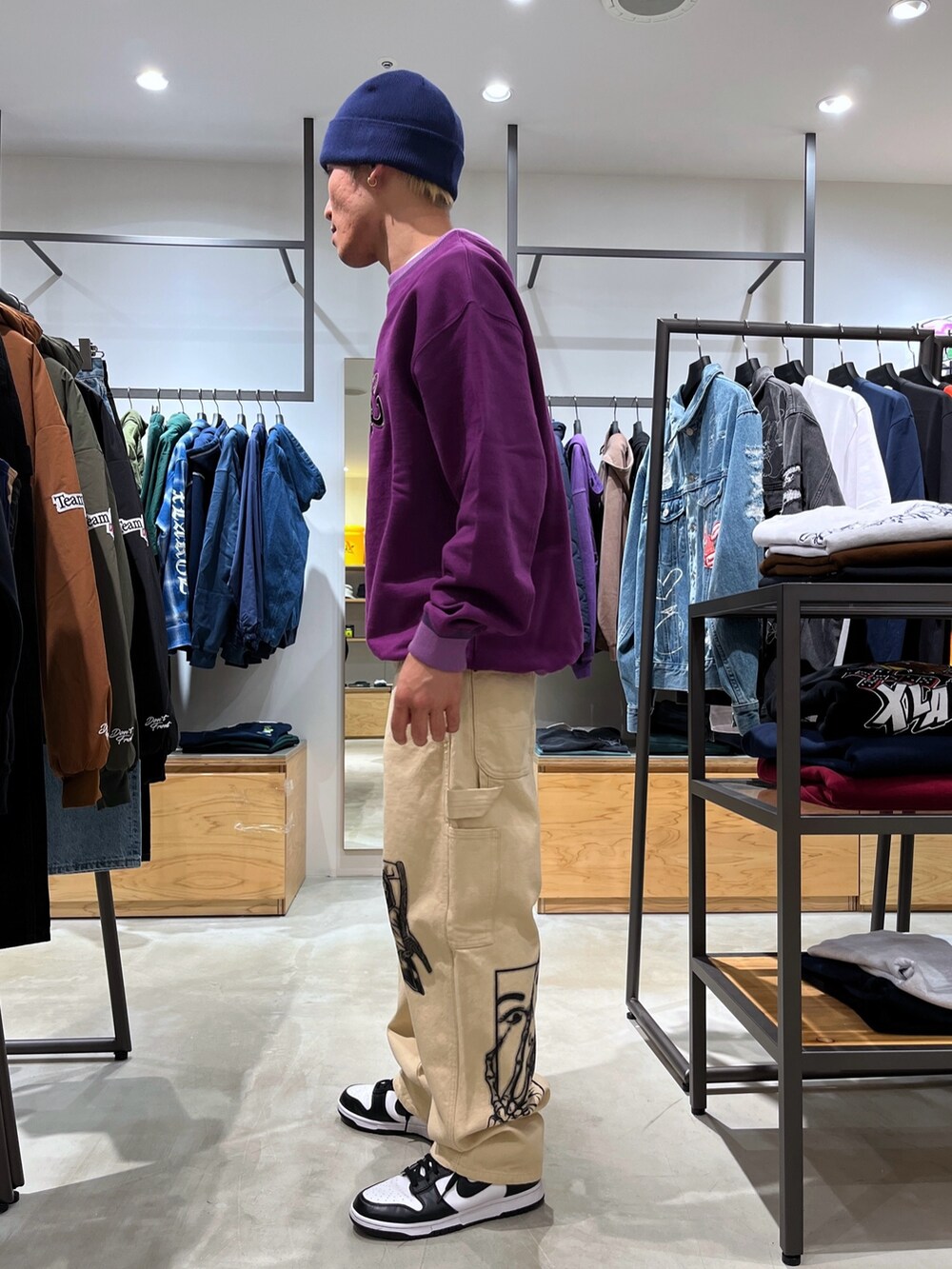 パープル系のスウェット、ベージュ系のその他パンツ、ブルー系のニットキャップ/ビーニーを着用したメンズの秋コーディネートの3枚目の写真