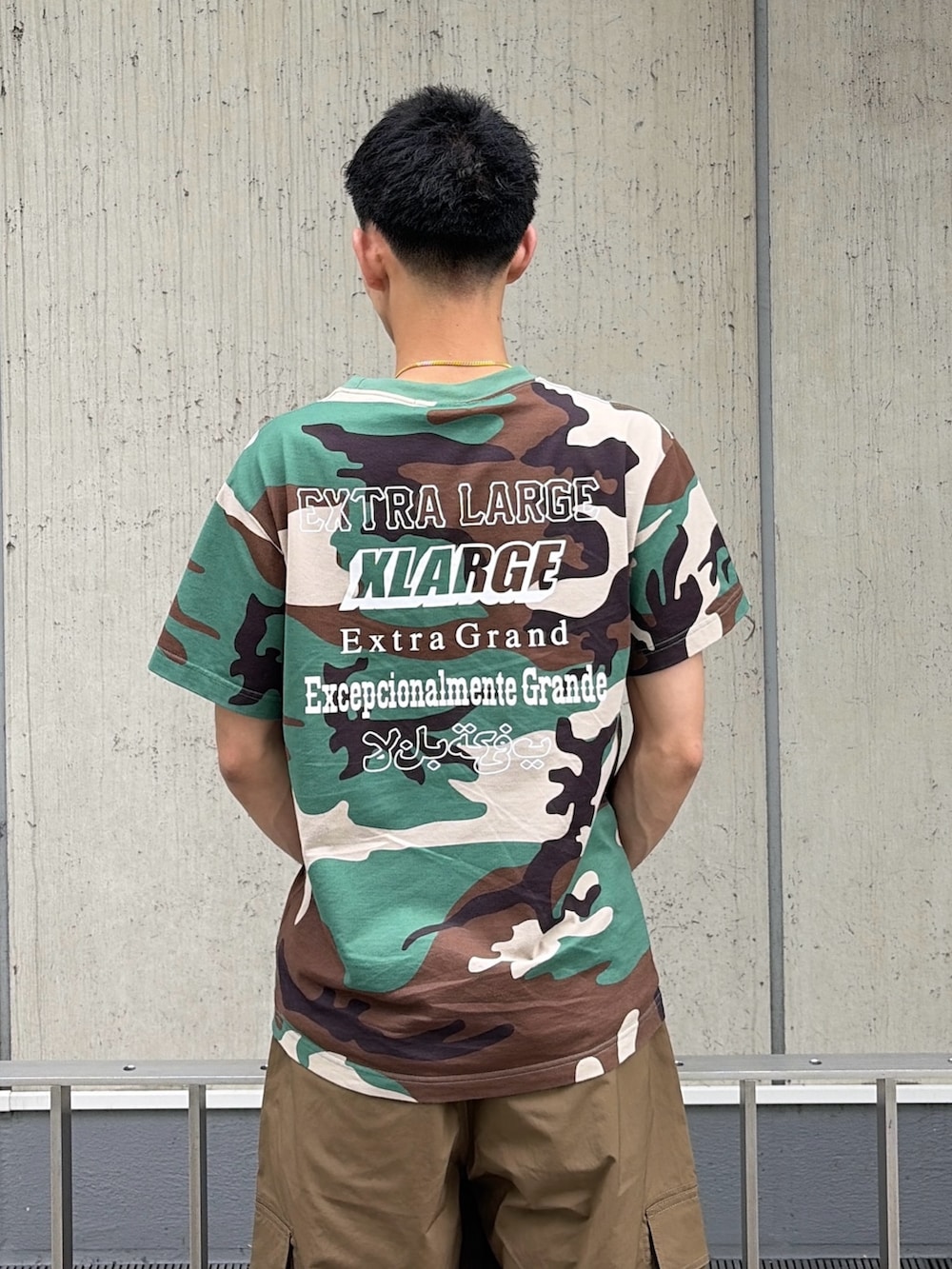 その他のTシャツ/カットソーを着用したメンズの夏コーディネートの9枚目の写真