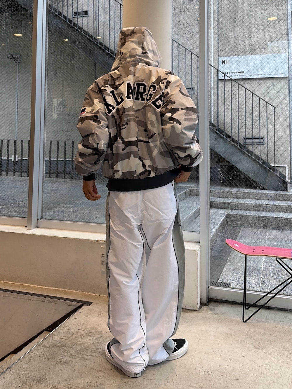 その他のブルゾン、ホワイト系のその他パンツ、その他のニットキャップ/ビーニーを着用したメンズの秋コーディネートの5枚目の写真