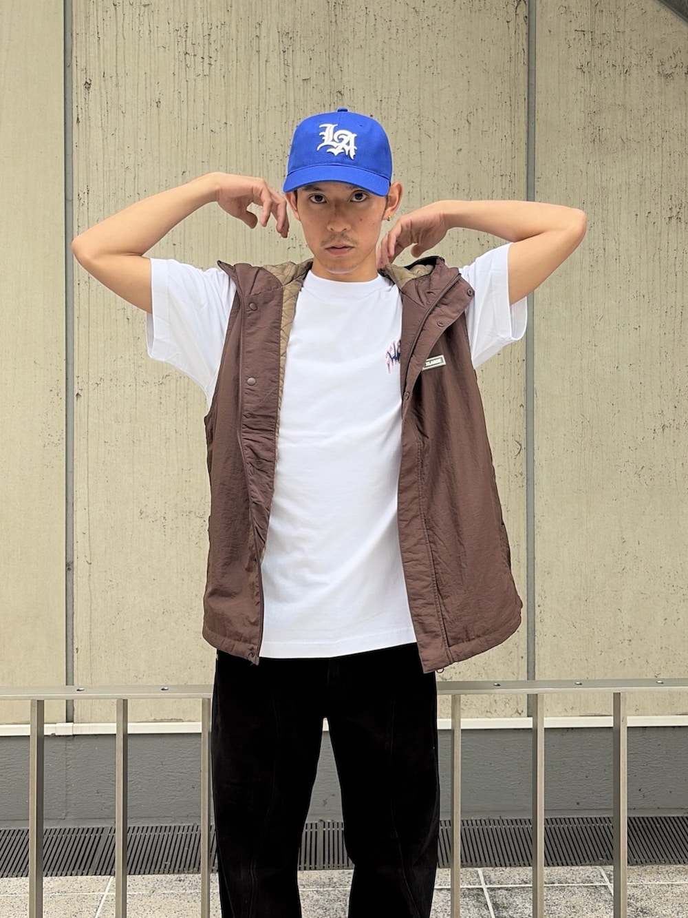 ブラック系のベスト、ホワイト系のTシャツ/カットソー、グレー系のその他パンツを着用したメンズの夏コーディネートの5枚目の写真