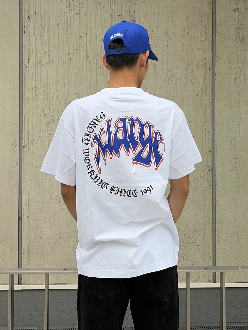 ブラック系のベスト、ホワイト系のTシャツ/カットソー、グレー系のその他パンツを着用したメンズの夏コーディネートの10枚目の写真