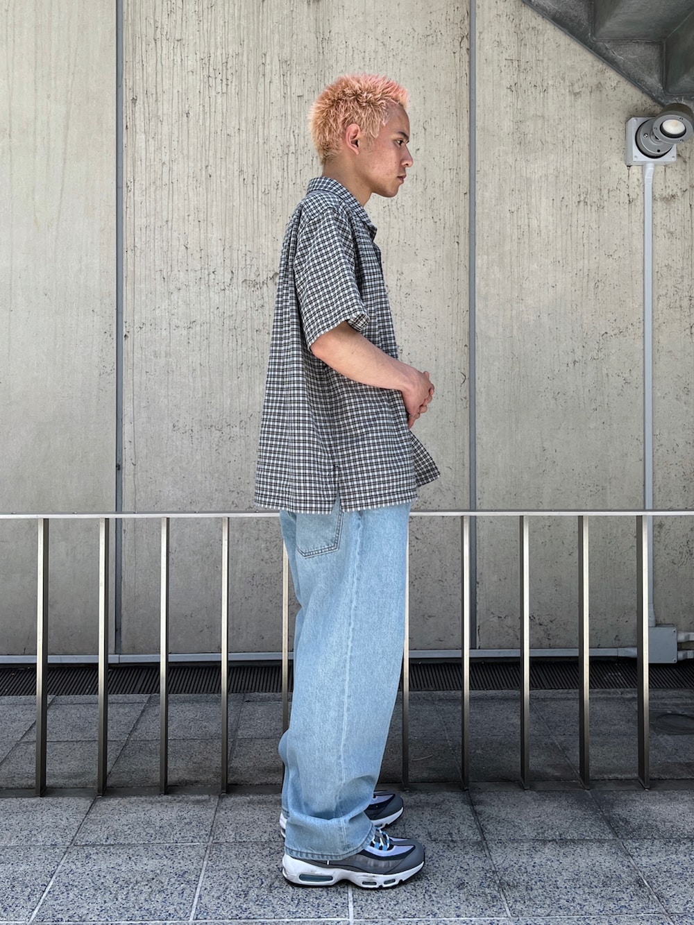 グリーン系のシャツ/ブラウス、ブルー系のデニムパンツを着用したメンズの夏コーディネートの4枚目の写真