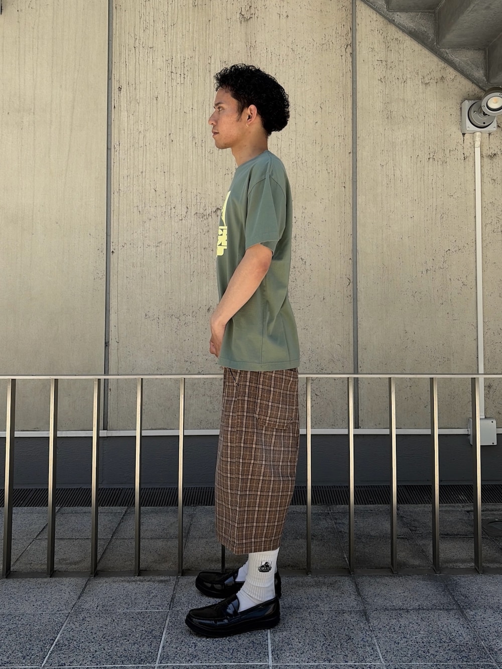 ホワイト系のTシャツ/カットソー、その他のその他パンツを着用したメンズの春コーディネートの2枚目の写真