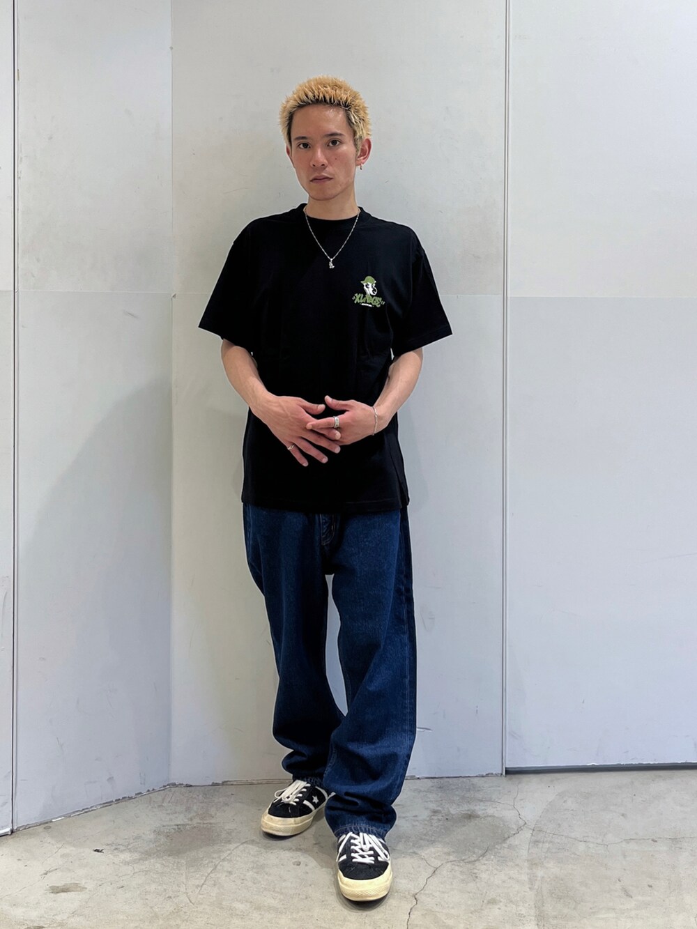 ブルー系のデニムパンツ、ブラック系のTシャツ/カットソーを着用したメンズの夏コーディネートの4枚目の写真