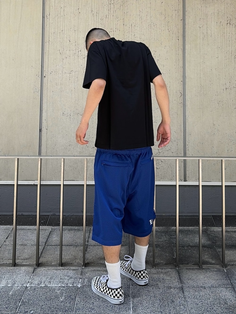 ブラック系のTシャツ/カットソー、ブラック系のその他パンツを着用したメンズの夏コーディネートの4枚目の写真