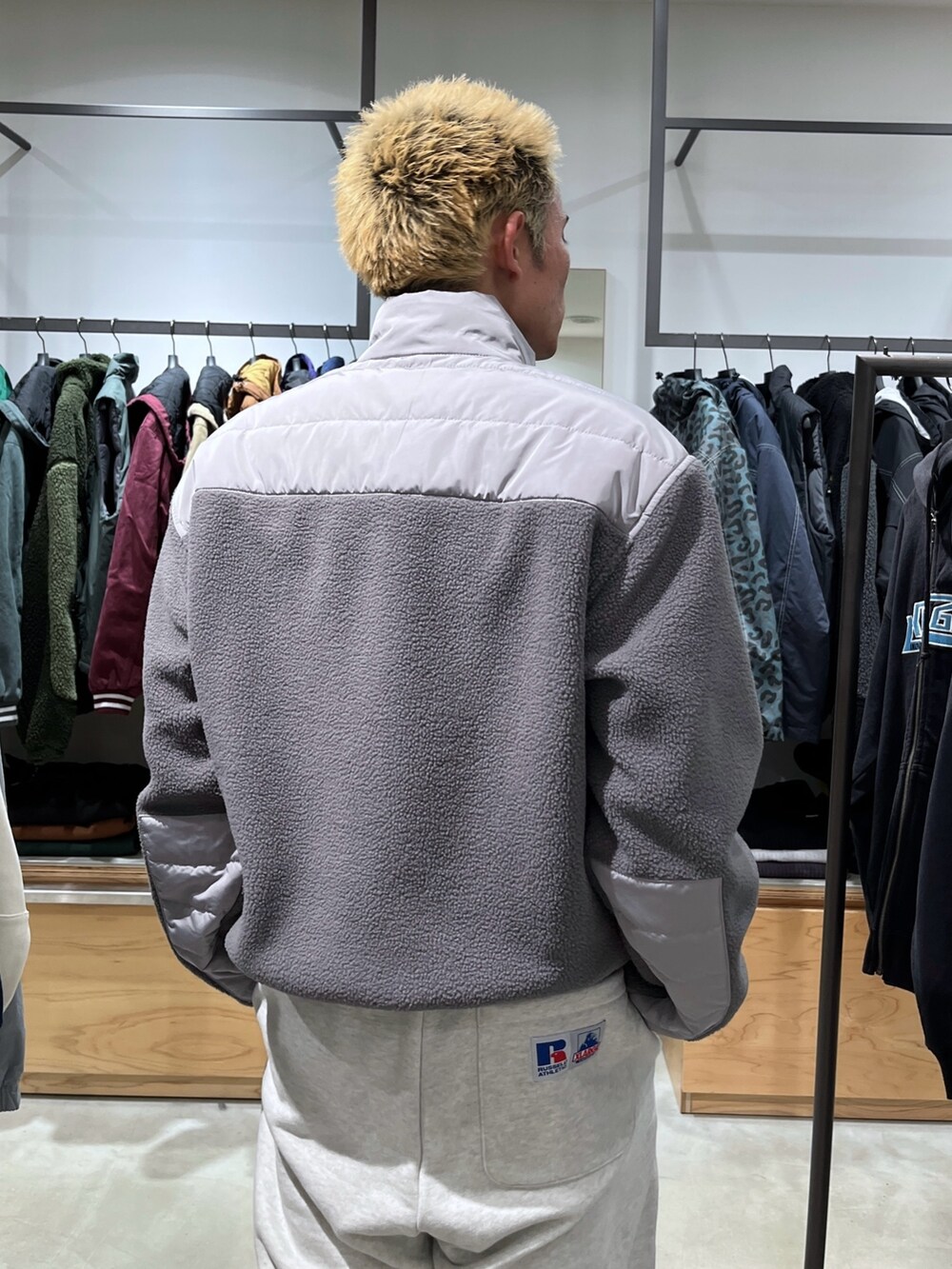 グレー系のブルゾン、グレー系のスウェットパンツを着用したメンズの秋コーディネートの6枚目の写真