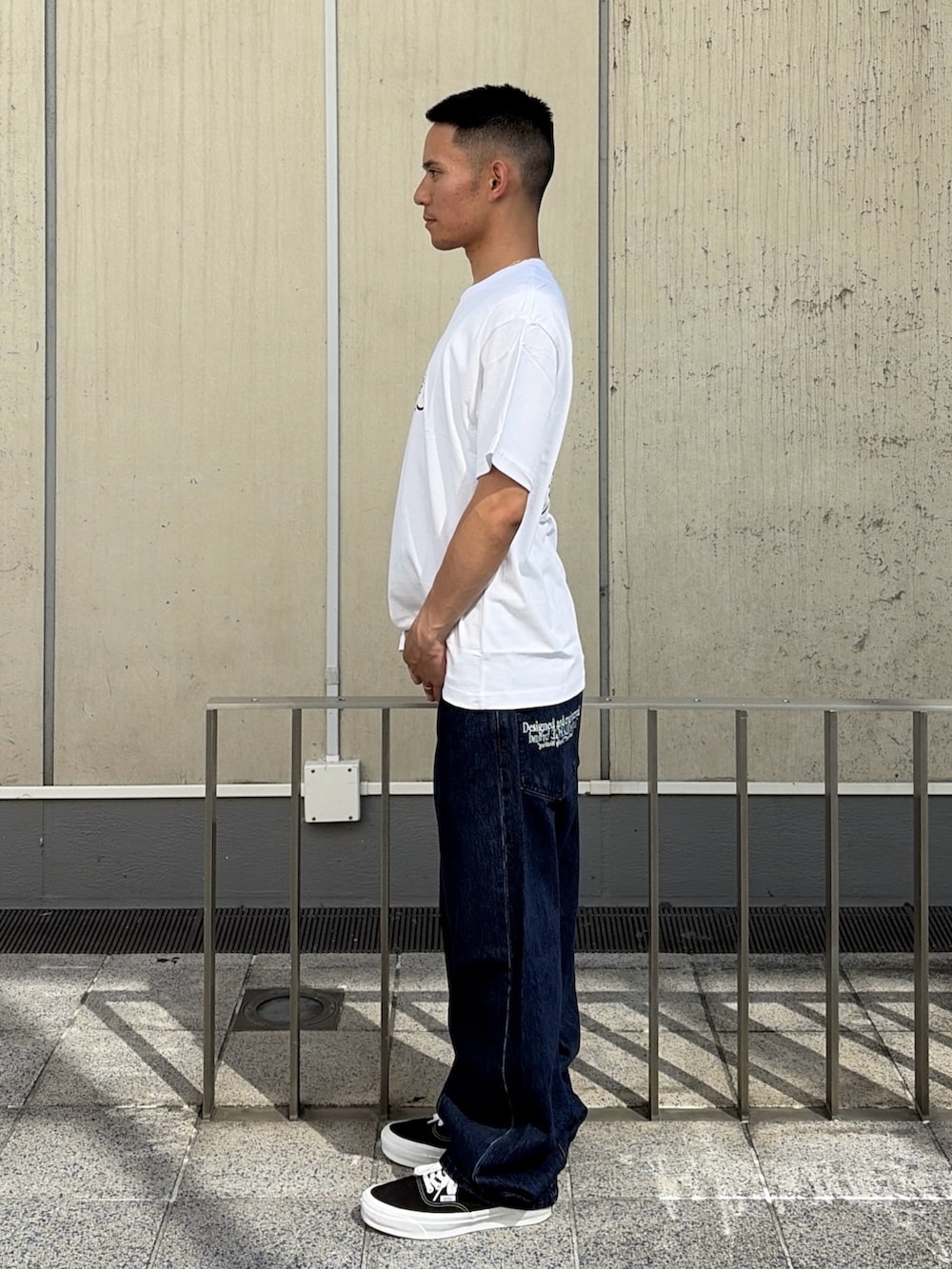 ブルー系のデニムパンツを着用したメンズの夏コーディネートの2枚目の写真
