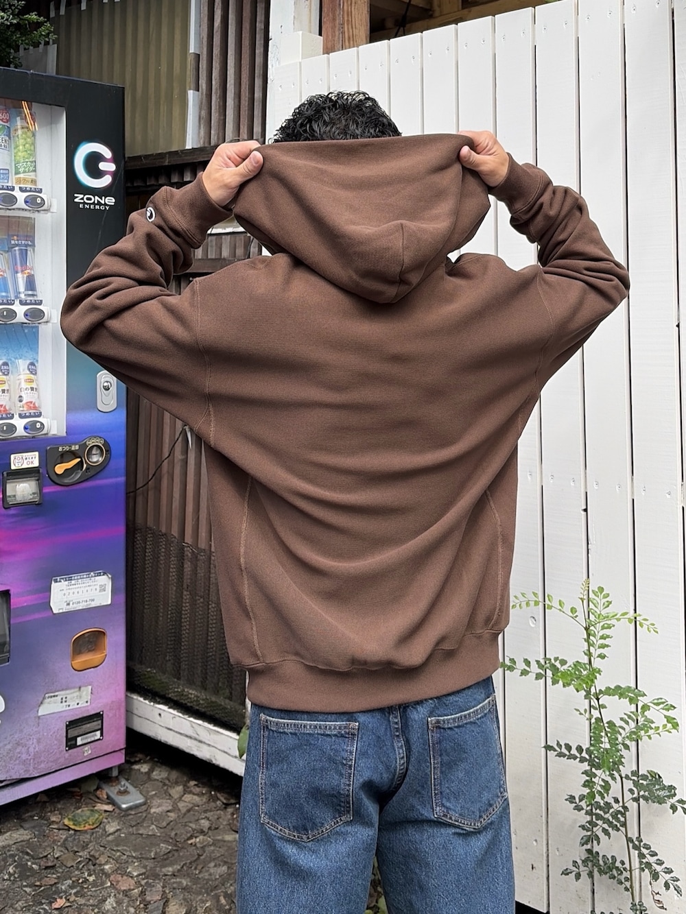 グレー系のパーカー、ブルー系のデニムパンツを着用したメンズの秋コーディネートの9枚目の写真